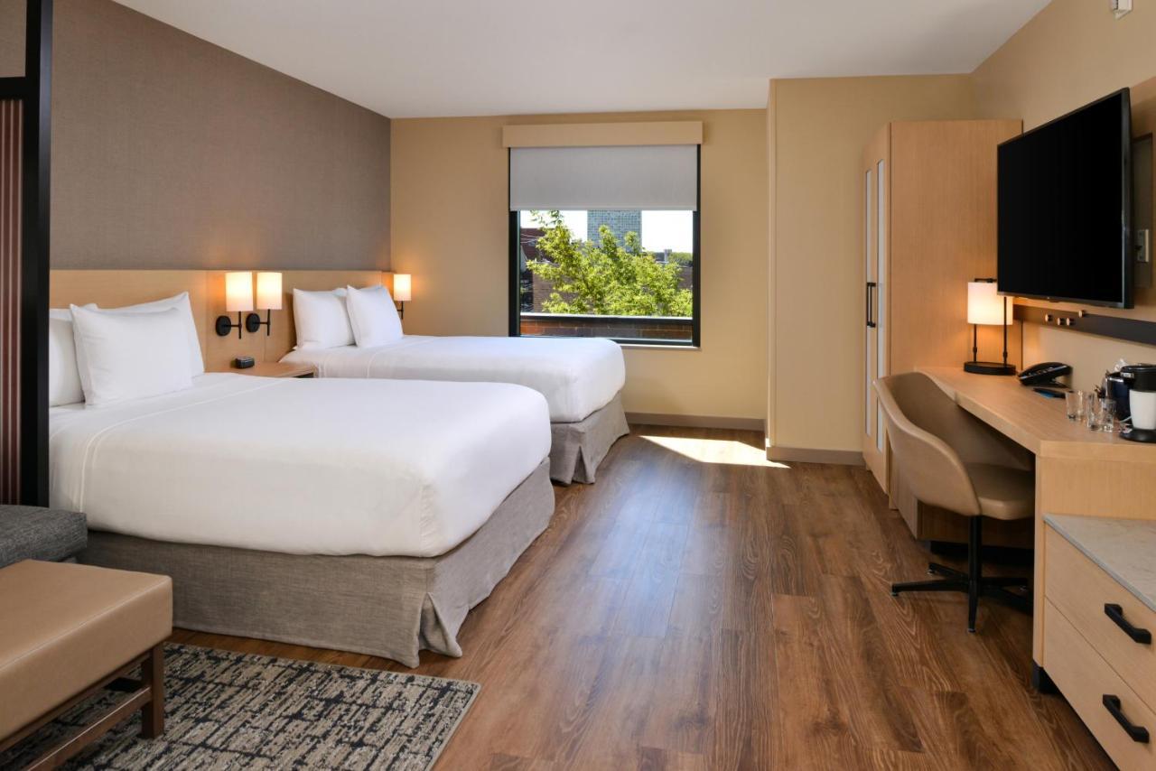 Chambre 2 Lits Queen-Size avec Douche Accessible en Fauteuil Roulant - Accessible aux Personnes à Mobilité Réduite