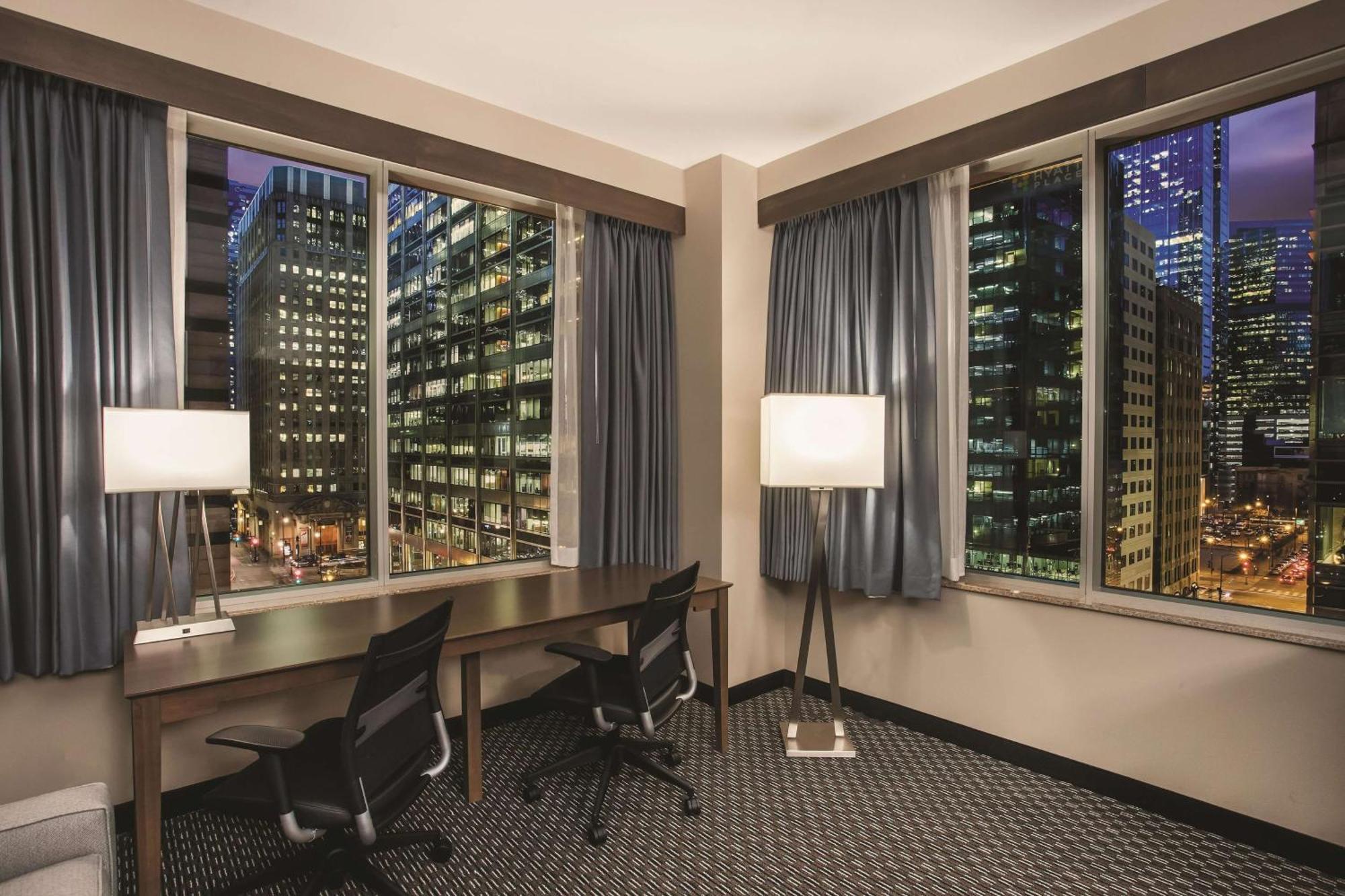 Suite d’Angle Lit King-Size avec Canapé-Lit - Vue Panoramique sur Ville - Non-Fumeurs
