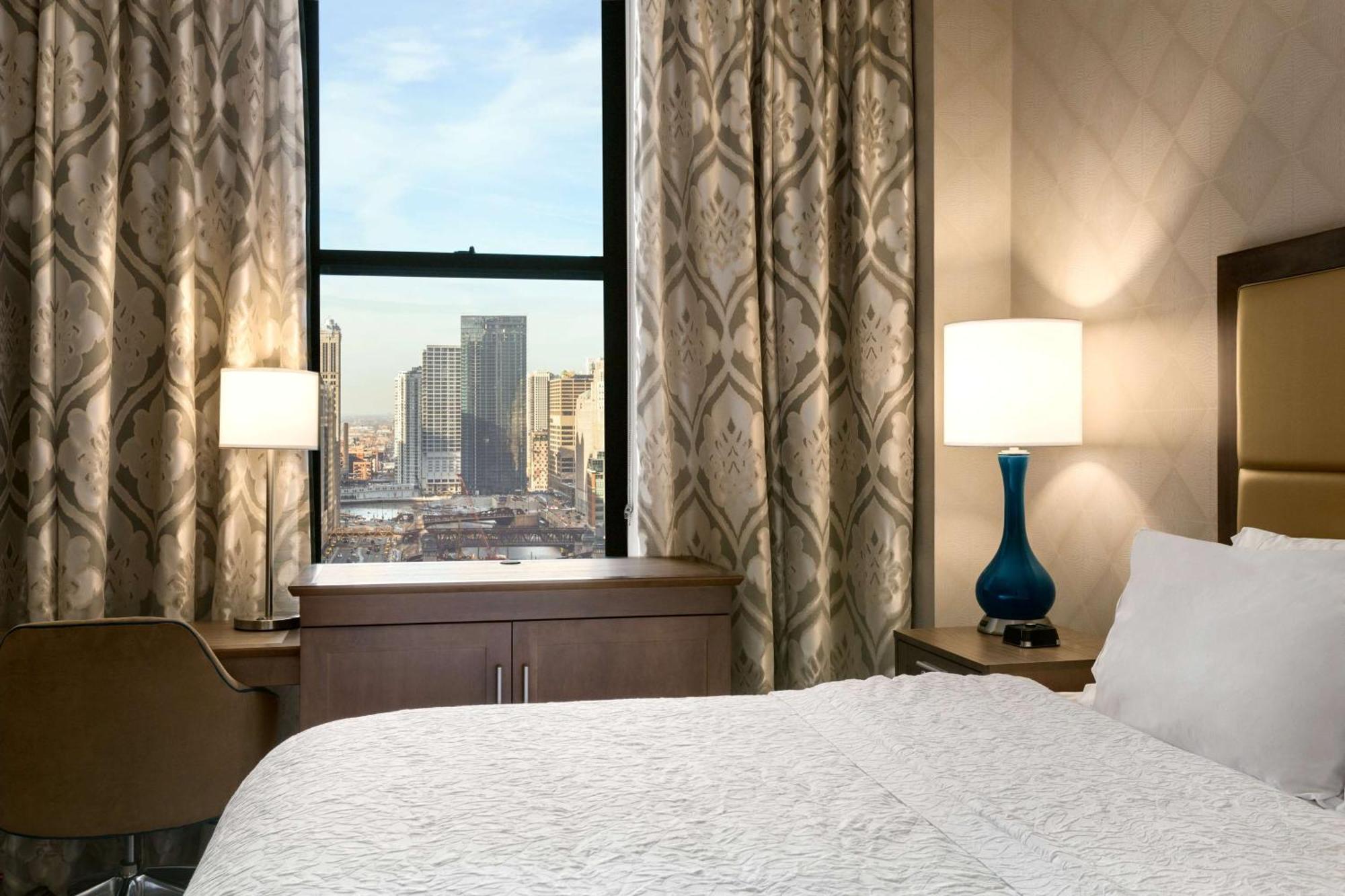 Zimmer mit Kingsize-Bett mit Flussblick und Kühlschrank