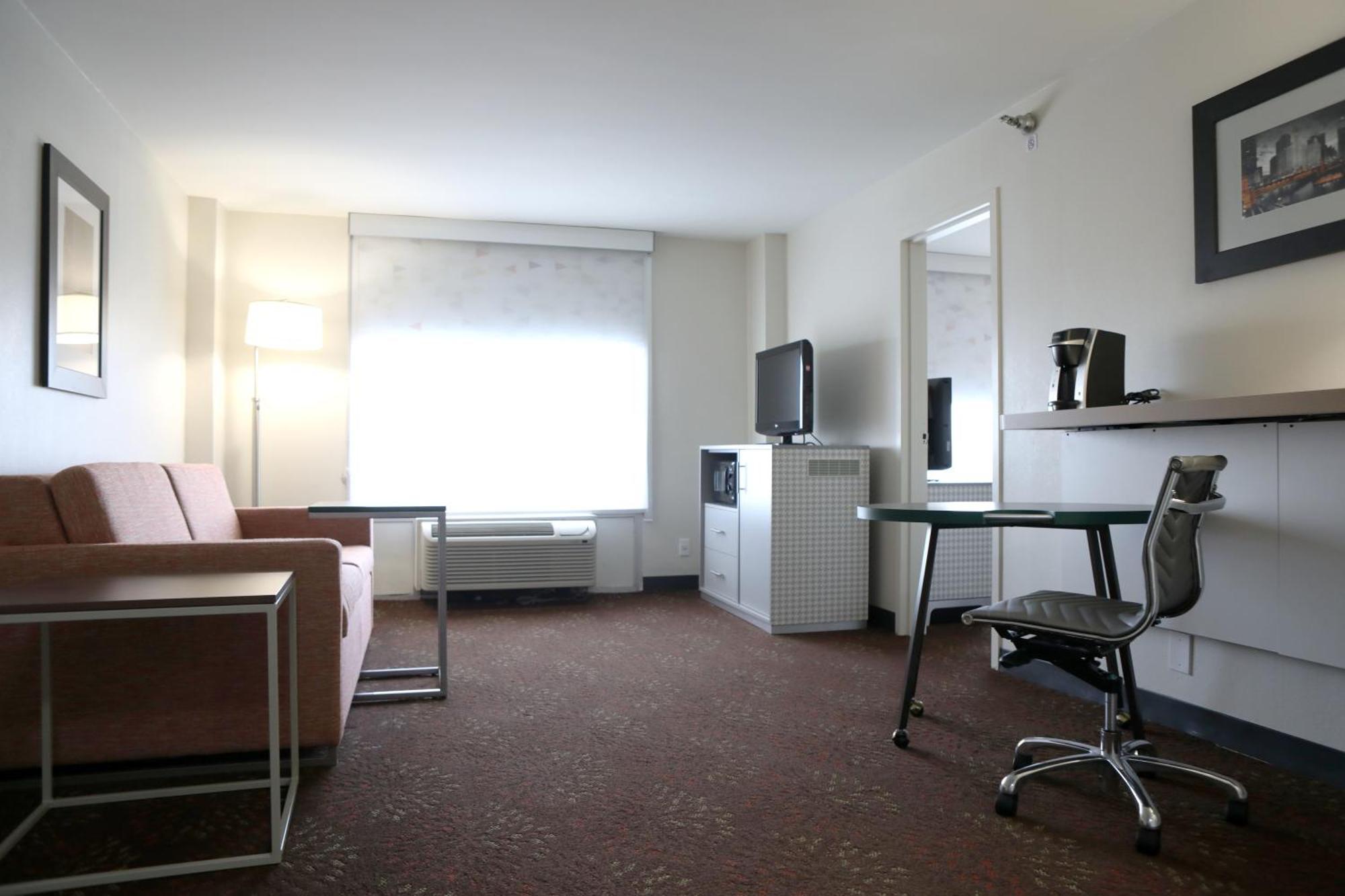 One-Bedroom Queen Suite,1275553807:JPEG