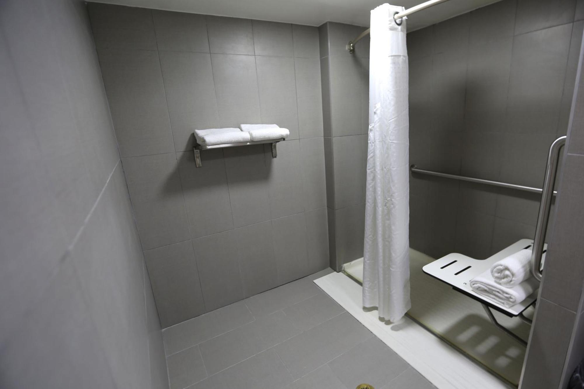 King Room Roll Shower Non-Smoking,1434562051:JPEG