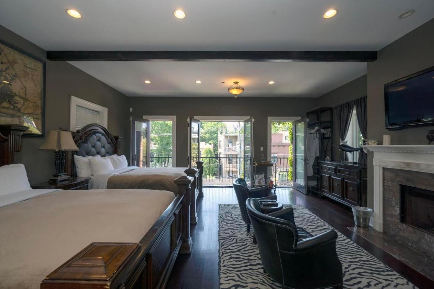 Deluxe Queen Suite