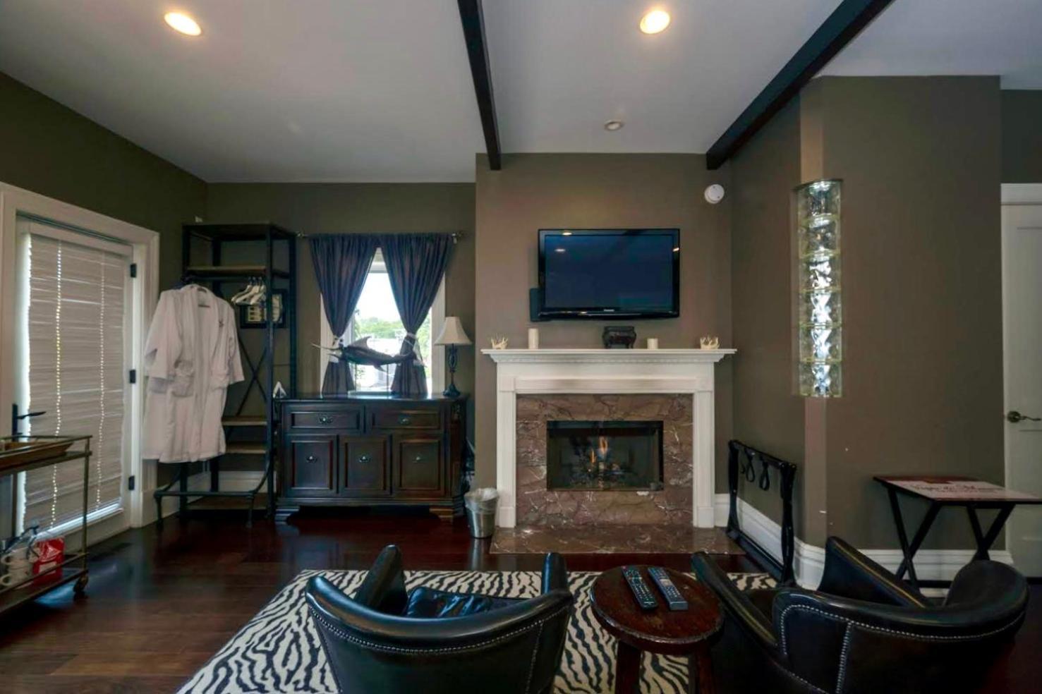 Deluxe Queen Suite