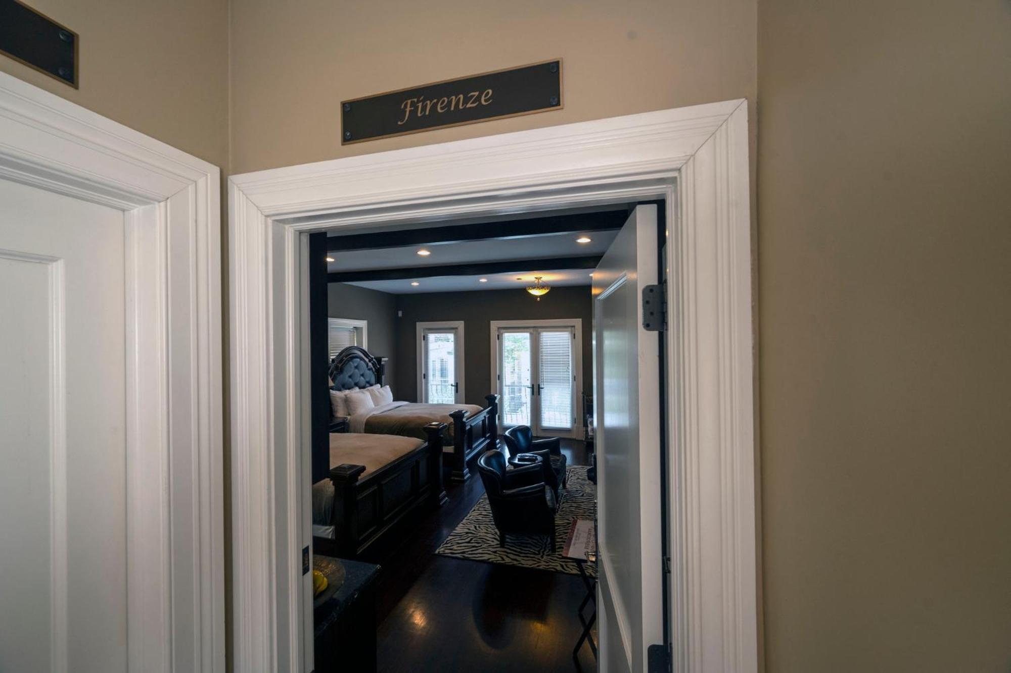 Deluxe Queen Suite