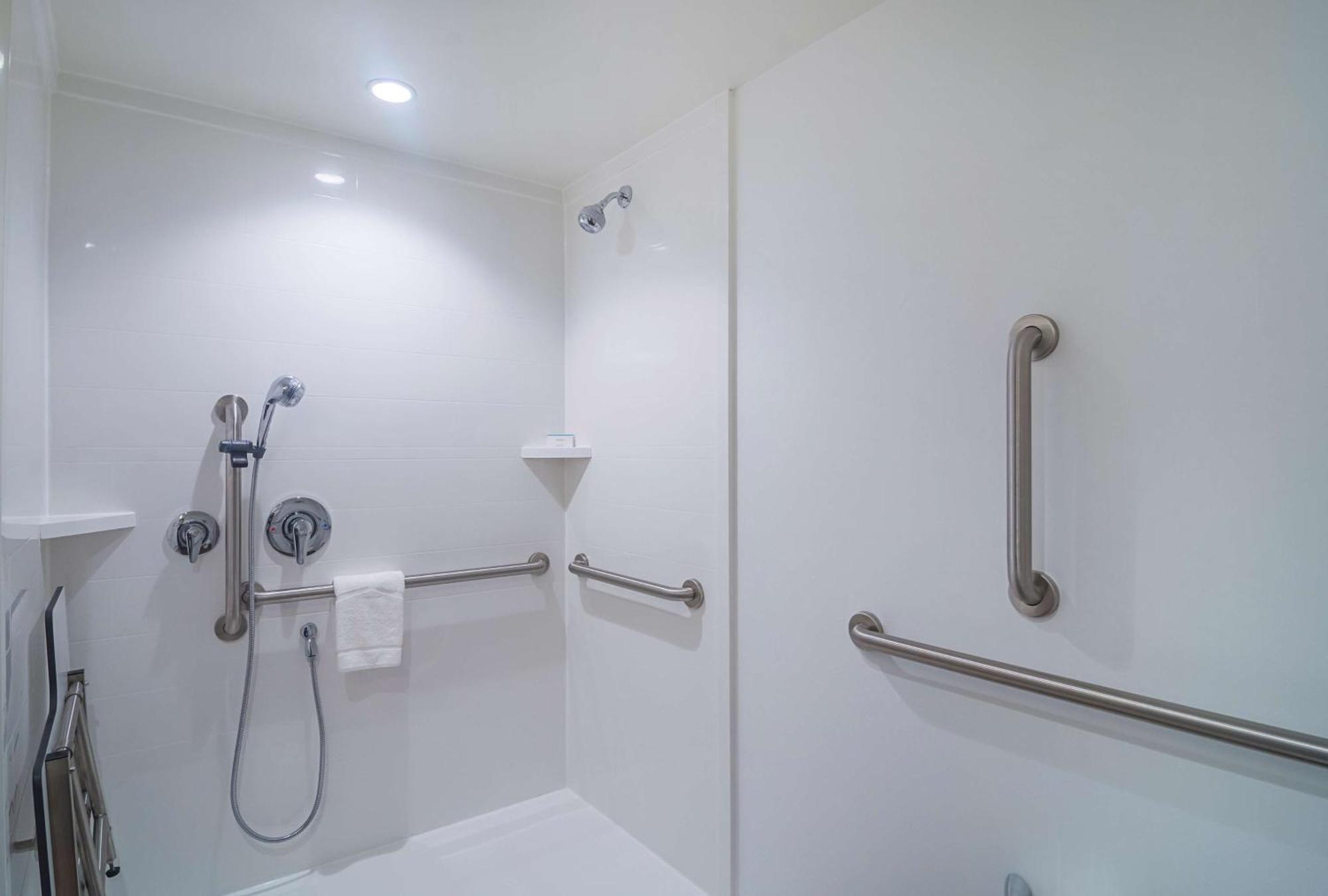 King Room with Accessible Tub - Mobility Access,1551704902:JPEG