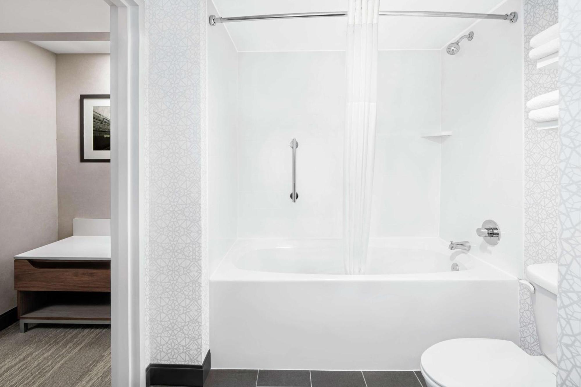 2 Queen 1 Bedroom with Sofabed Corner Suite Nonsmoking,1551706801:JPEG