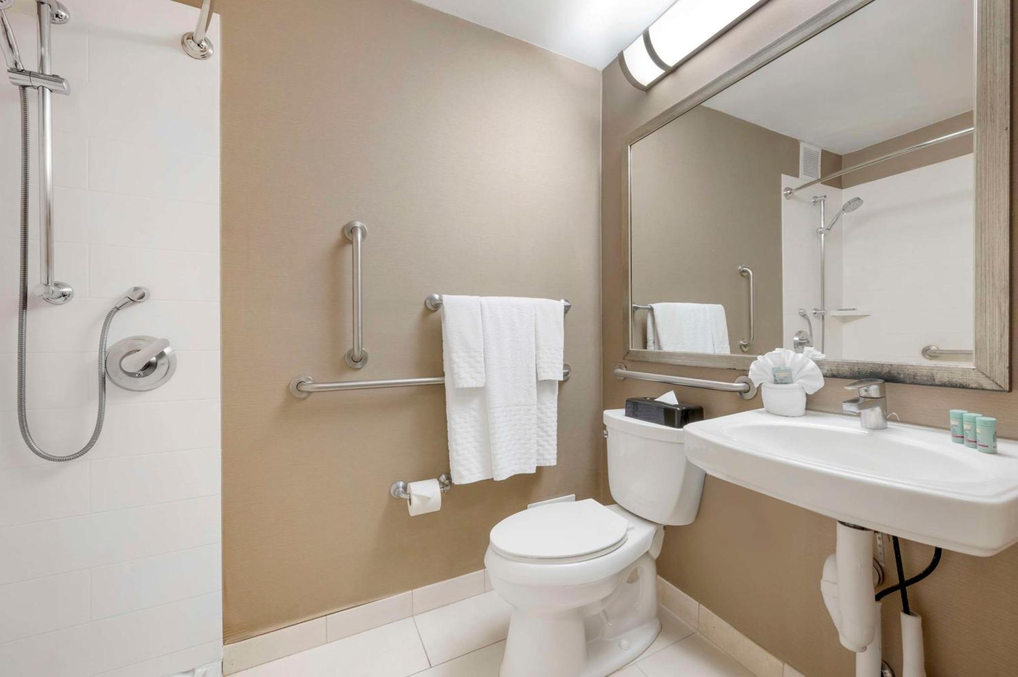 Chambre Économique Simple Lit Queen-Size - Accessible aux Personnes à Mobilité Réduite
