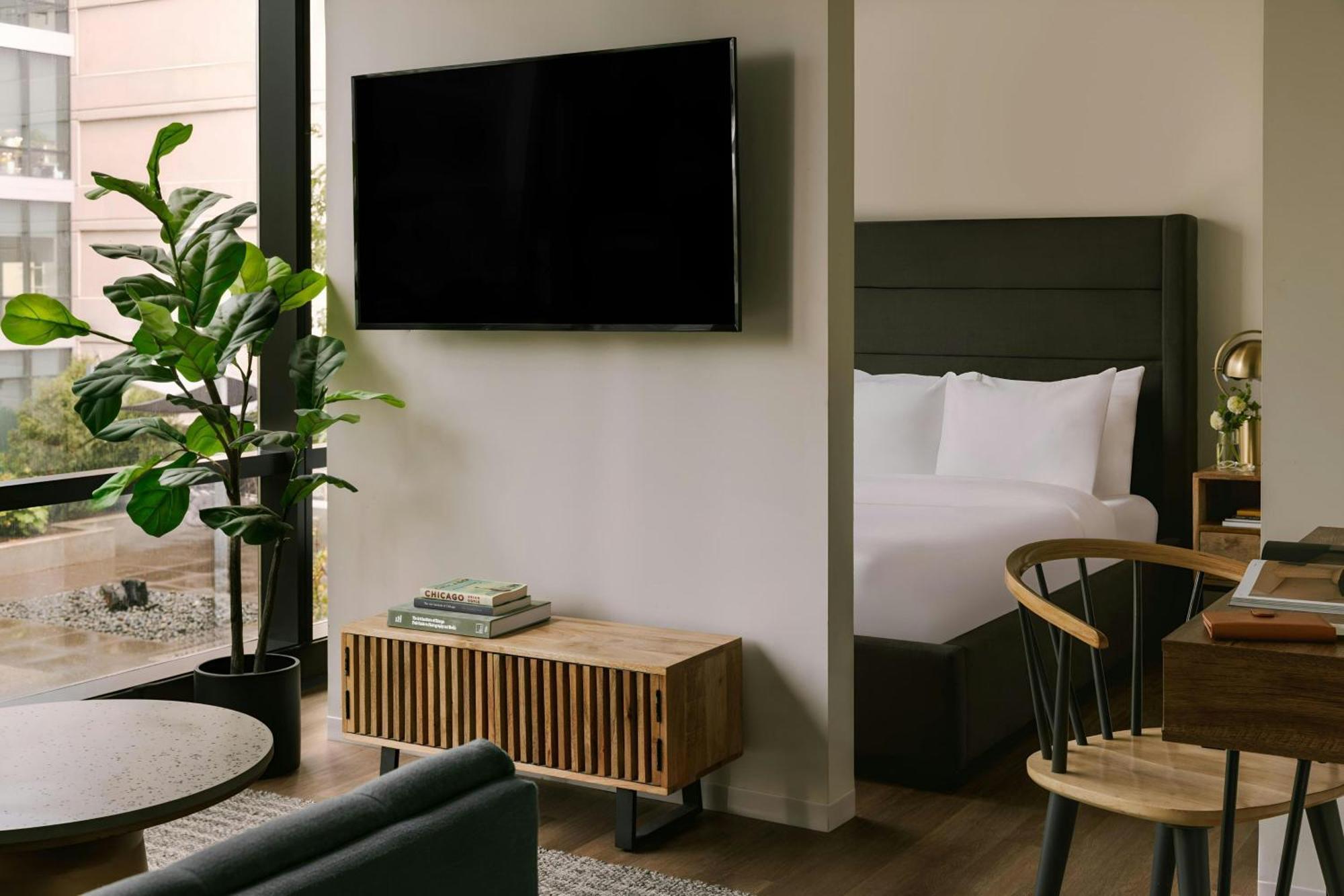 Studio Apartment with Queen Bed and Courtyard View