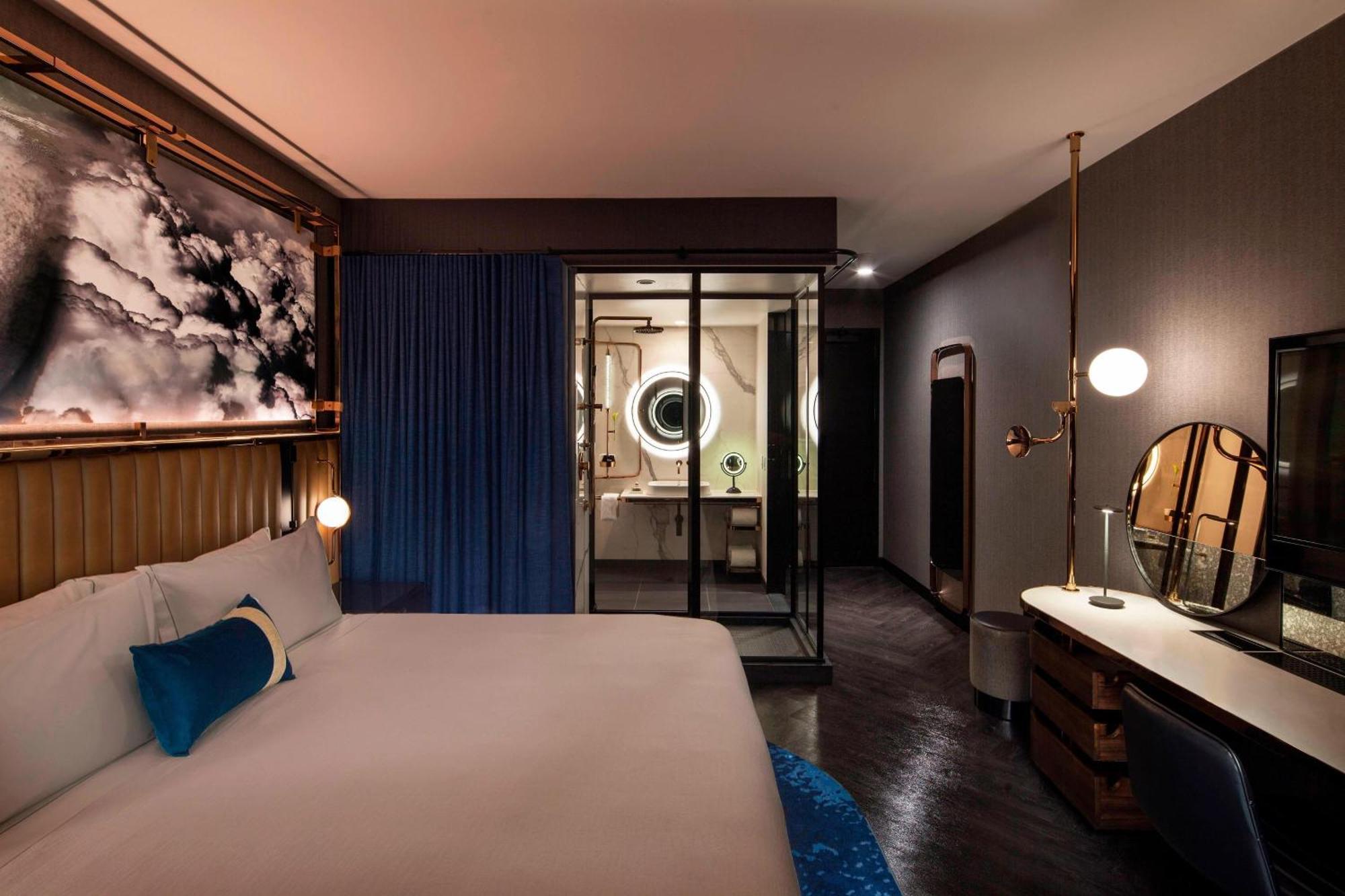 Zimmer mit Kingsize-Bett und rollstuhlgerechter Dusche - barrierefrei