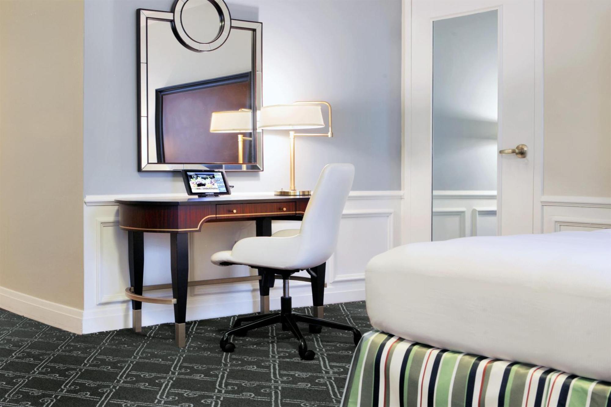 Zimmer mit Kingsize-Bett und Badewanne - barrierefrei