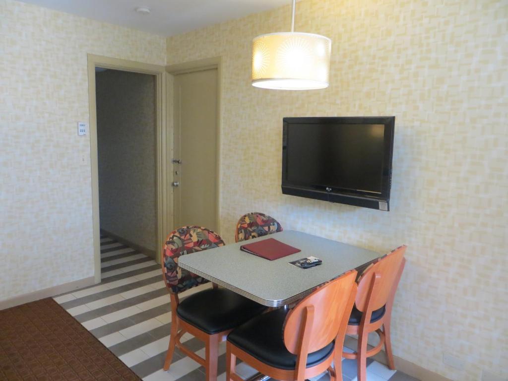 Economy Room, Exterior Entrance,61097428:JPEG