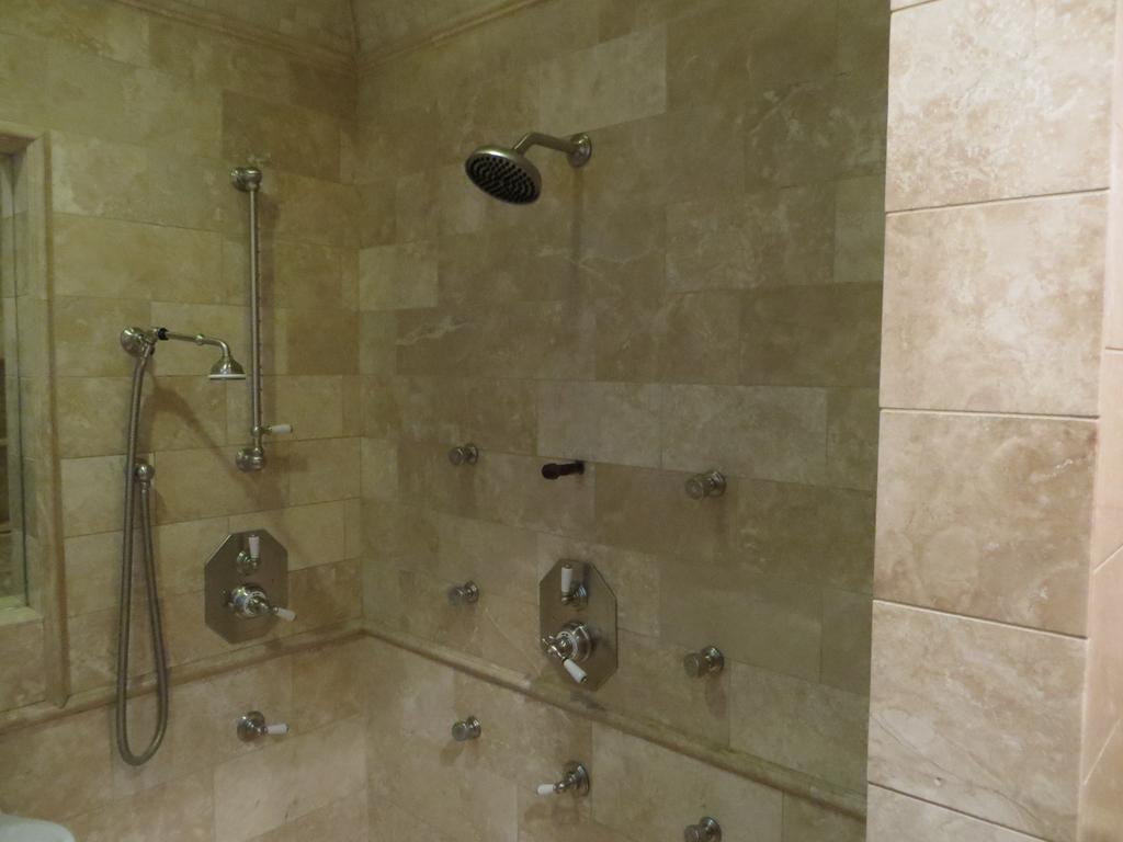 Deluxe Queen Suite