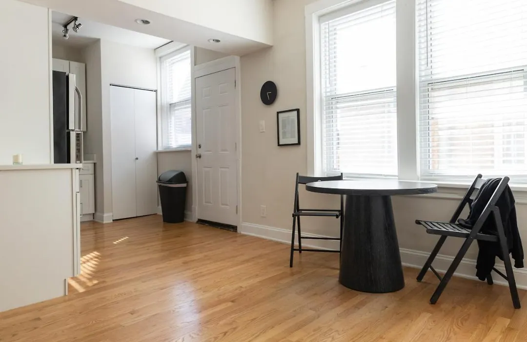 Frontdesk Revamped 1 Bedroom Apt With Laundry And Lake View-1