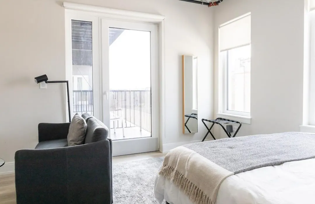 Frontdesk Chic Open Wrigleyville Studio Apt-1