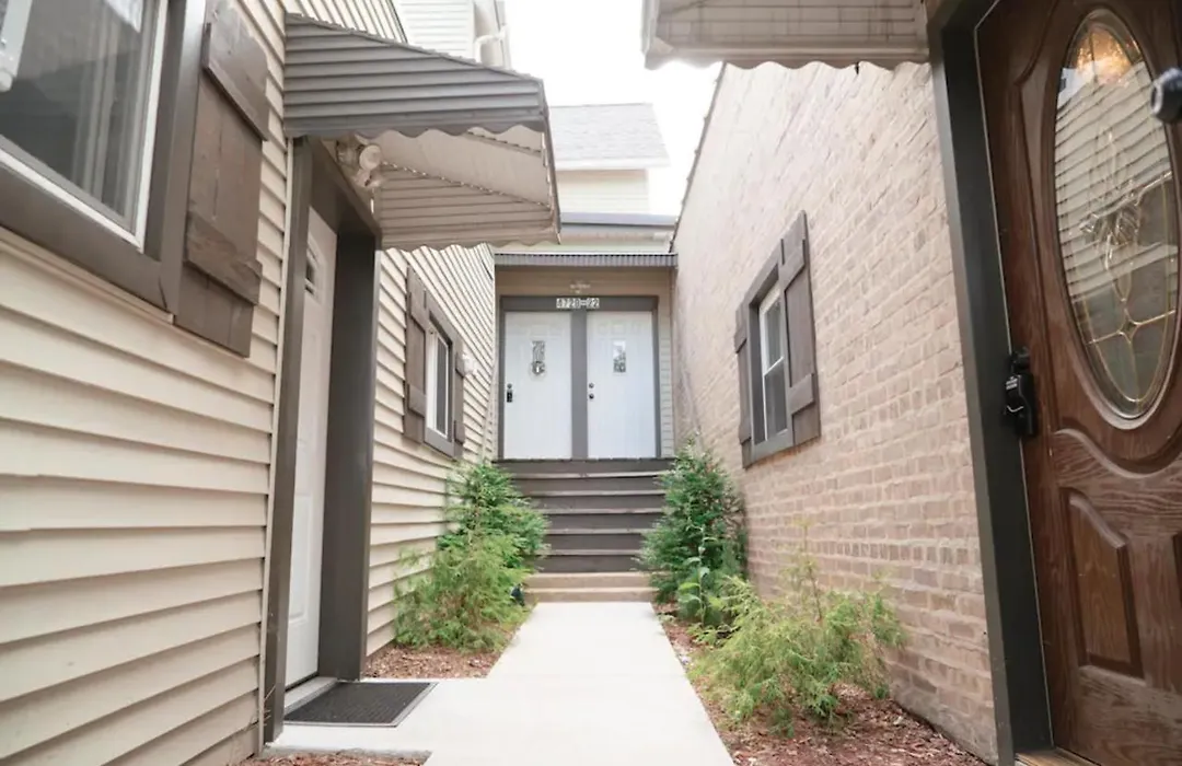 2Br Airy & Tidy Apt With Free Covered Parking - Central Modern-1