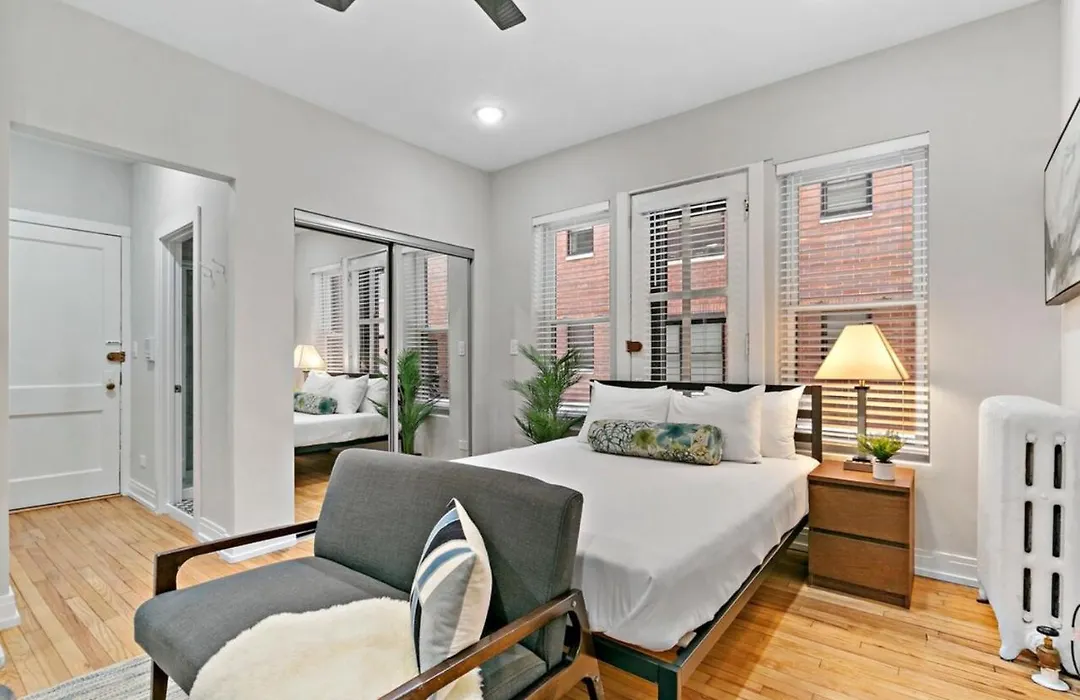 Chic & Updated Studio Apt In East Lakeview - Barry S1-1