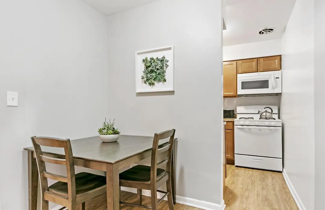 Stunning 1Br Apartment At Center Of Lakeview - Oakdale 211-1