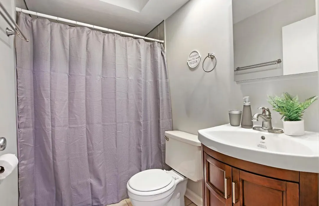 Decom Inviting 2-Bedroom Prime Chicago Apt - Oakdale 512-1