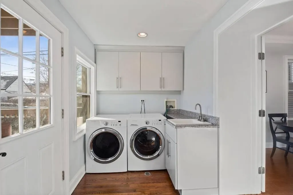 Luxe 5Br 5Ba Single-Family Home With Free Parking & Pet Friendly!-1