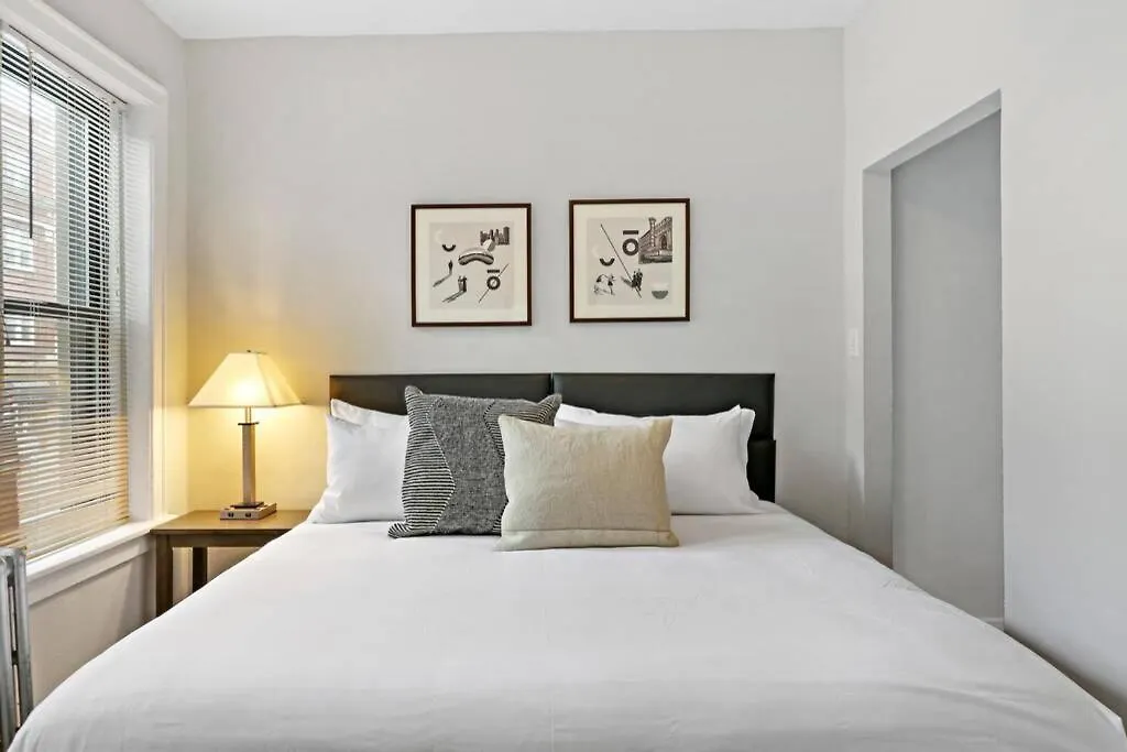 Decom Vibrant & Well-Furnished 2Br Apartment - Roscoe 1A-1