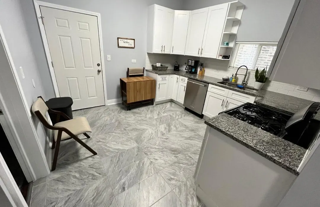 Lovely Logan Square 2-Bedroom In Chicago-1