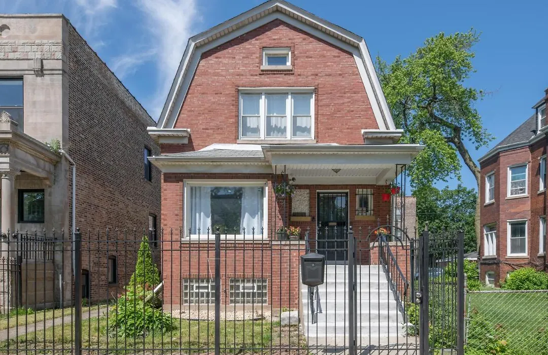 Spacious 5-Br House Near Transit W Parking-1