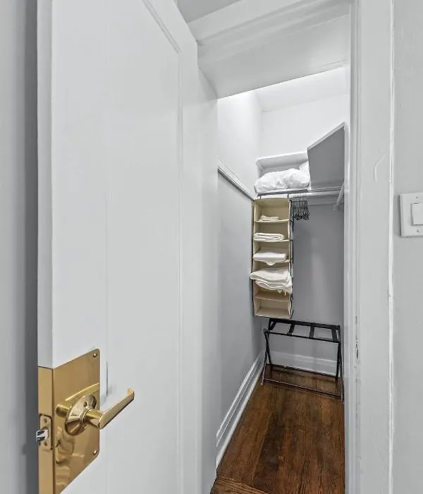 Frontdesk Vintage Studio Apt Near Robie House-1