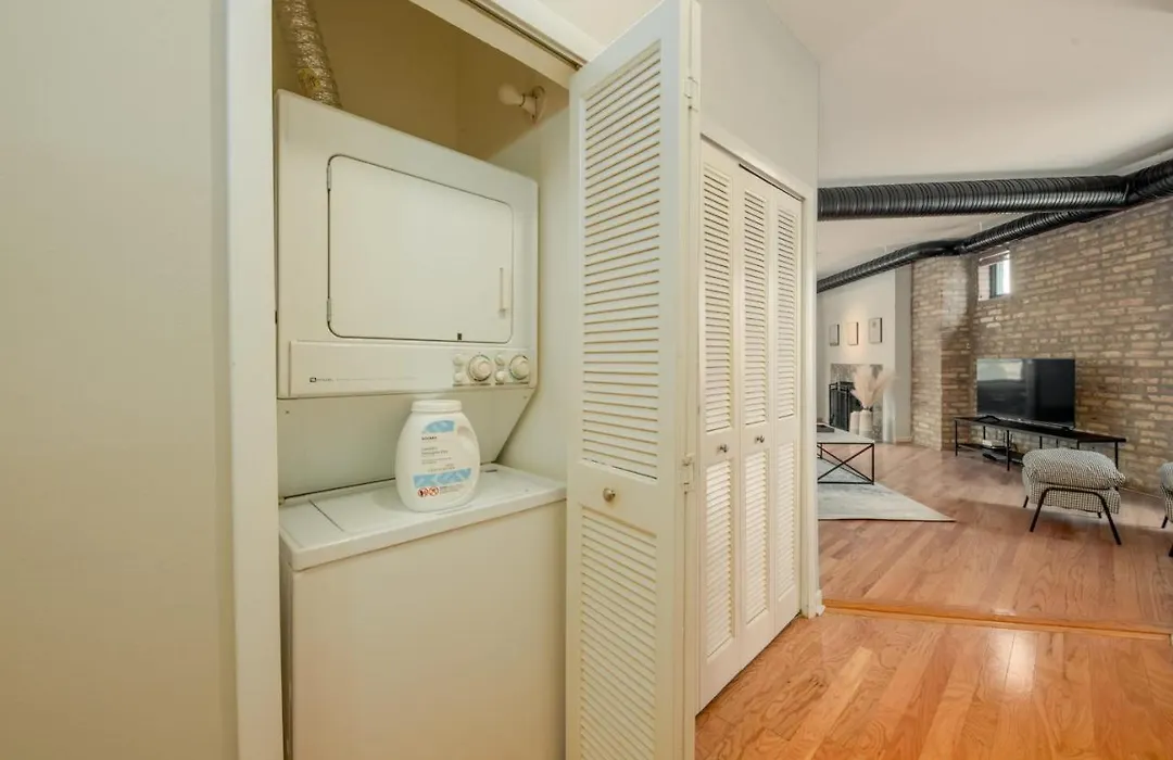 Classic Bucktown 2 Bd With Work Station By Zencity-1