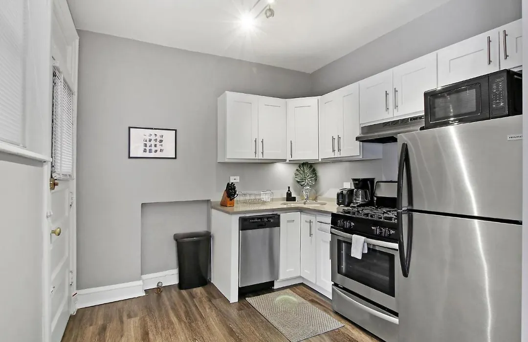 Private 1Br Apt In Lakeview Close To Shops - Cornelia 1W-1