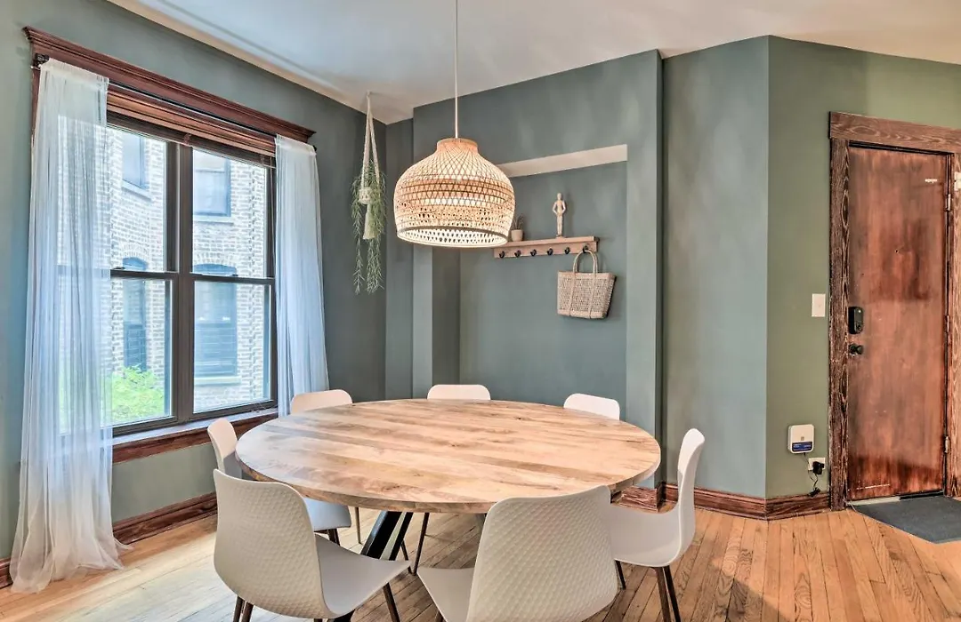 Cozy-Chic Home Walkable Area, Near Wrigley!-1