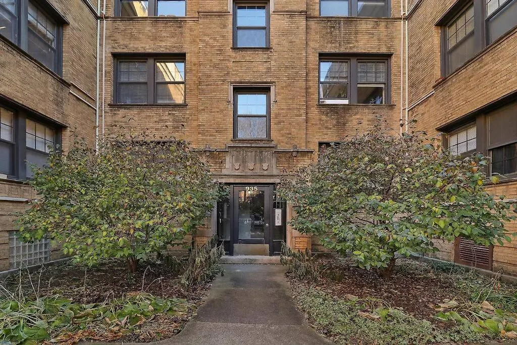 Rep Out Lakeview 2Br Apt With Spacious & Equipped Kitchen - Oakdale E1-1