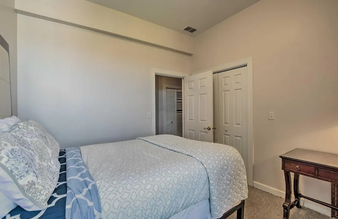 Cozy Chicago Condo Close To Parks And Downtown-1