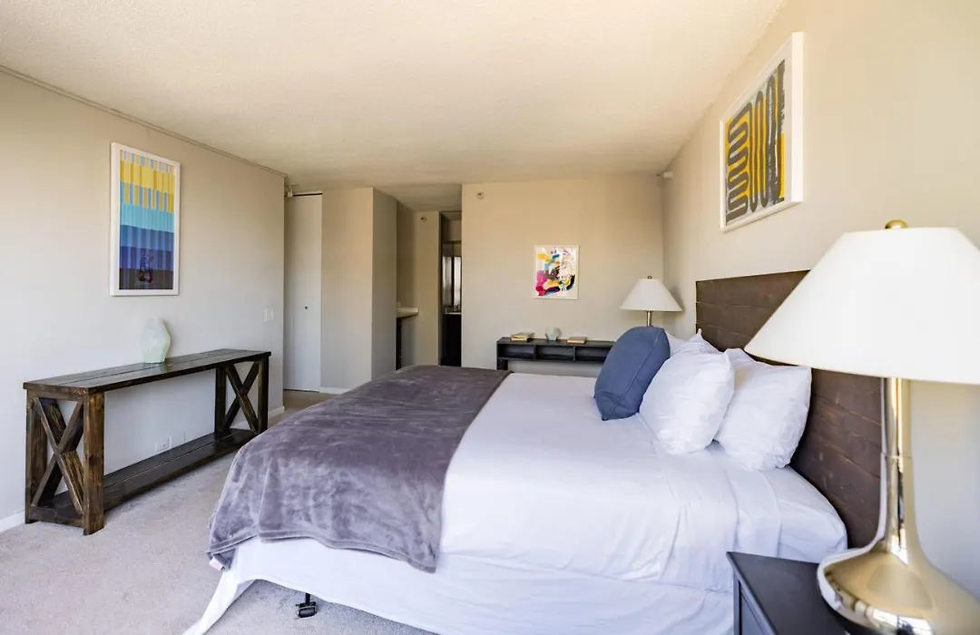 3Br Stunning Spacious Sky Loft Indoor Pool, Parking & Incredible Views-1