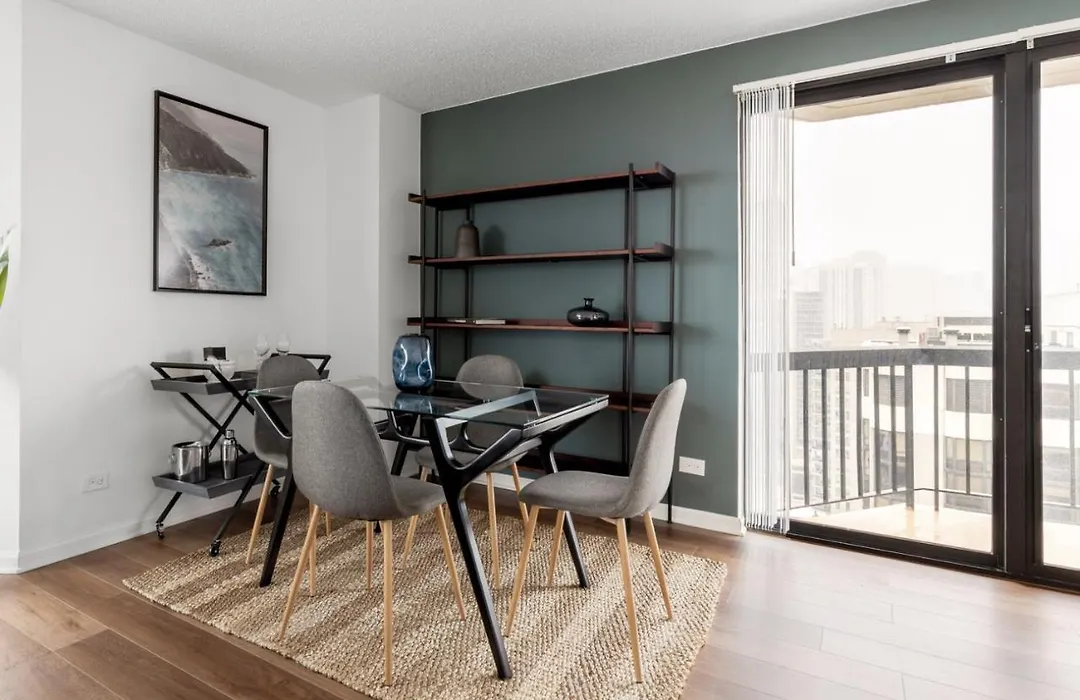 Gold Coast 2Br W Gym Pool Nr Oak St Beach Chi-207-1