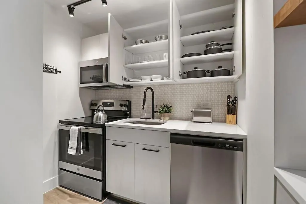 Stylish & Spacious Studio Apt With In-Unit Laundry - Chestnut 21D-1