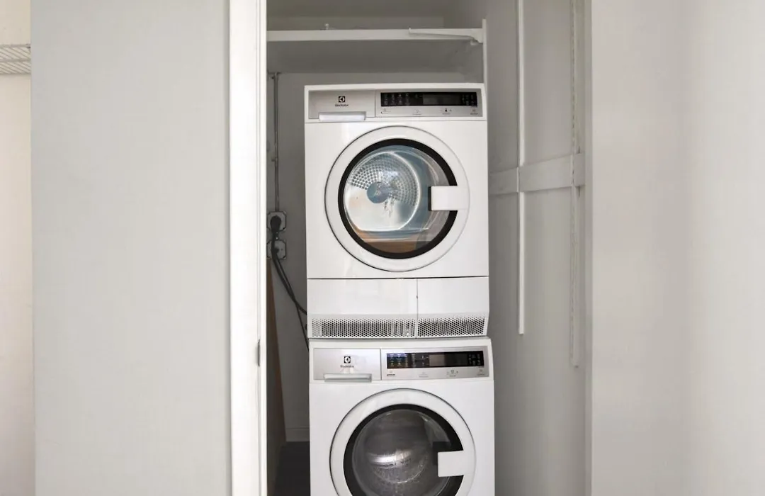 Gold Coast 2 Bedroom Nr Cta Oak St Beach Shopping Chi-175-1