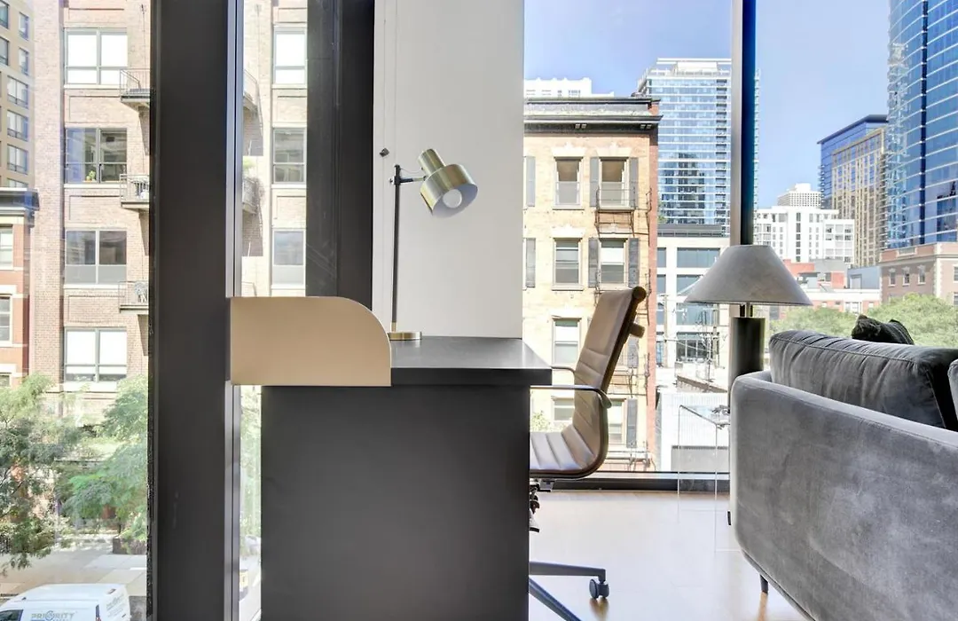 River N 1Br W Gym Pool Wd Nr Mag Mile Chi-440-1