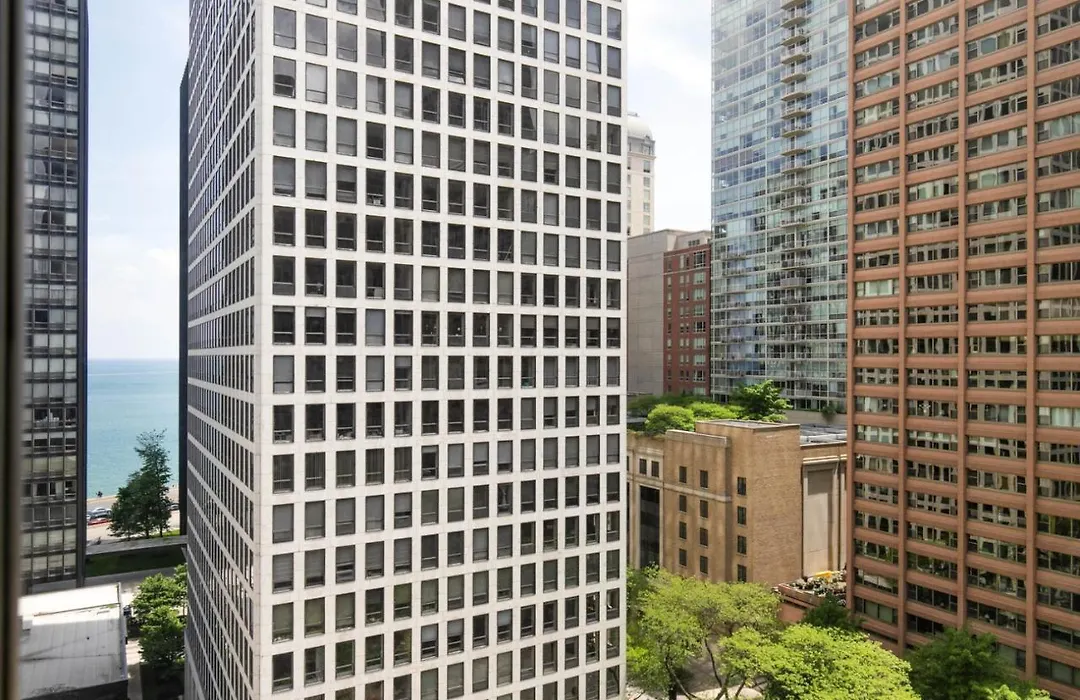 Gold Coast 2Br W Gym Roof Nr Water Tower Chi-389-1