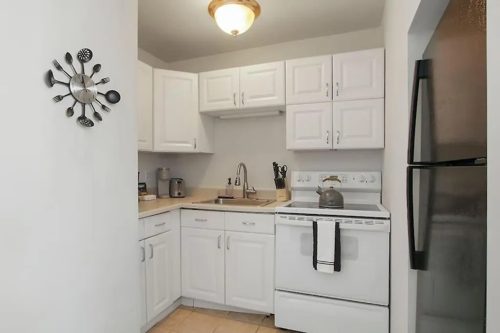 Sleek Gold Coast Studio Apartment - Chestnut 19E-1