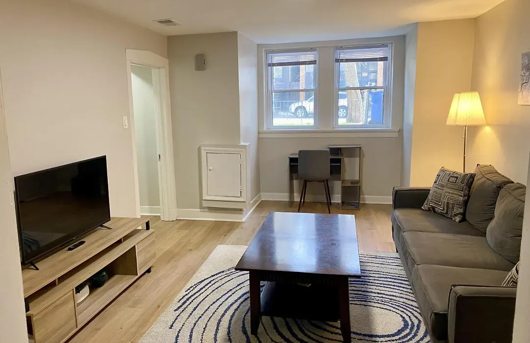 Lincoln Park Apartment With Backyard!-1