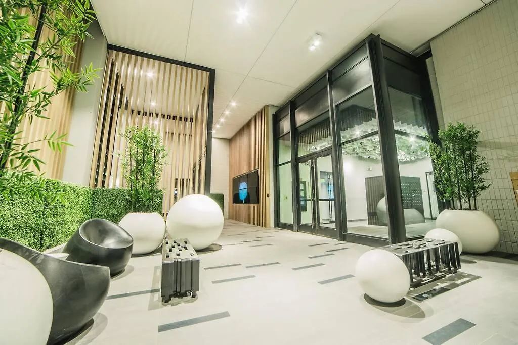 Gold Coast Luxury Home W/Rooftop Pool & Gym-1