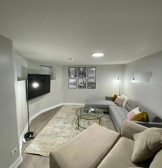 Stylish Urban Retreat 3 Bedroom Close To Downtown-1