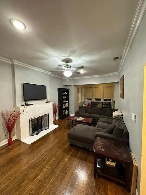 Spacious And Cozy Free Wi-Fi & Parking-1