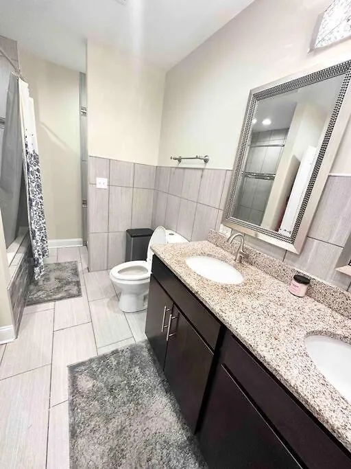 Beautifully Renovated House 10 Mins From Downtown-1