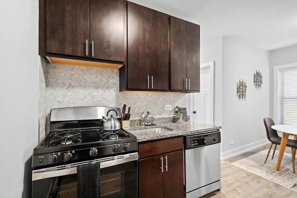 Stylish And Functional Studio Apartment - Brompton 61-66 Rep-1
