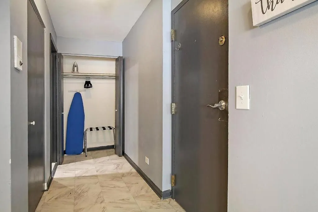 Explore Northside Chicago From Modern Studio Apt-1