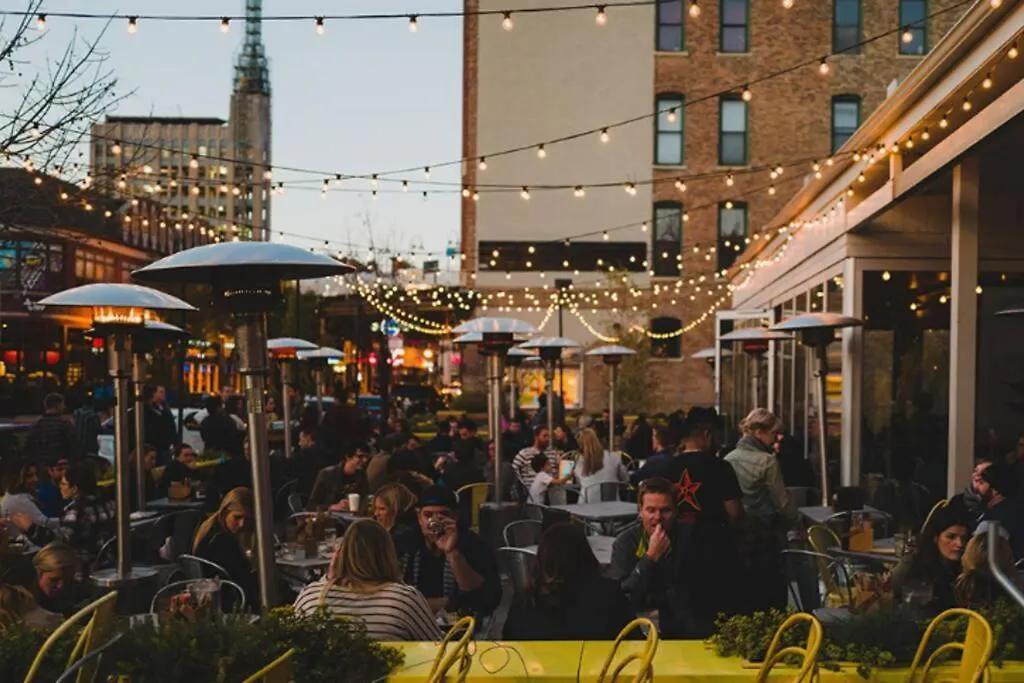 Explore Chicago From Modern Apartment-Free Parking-1