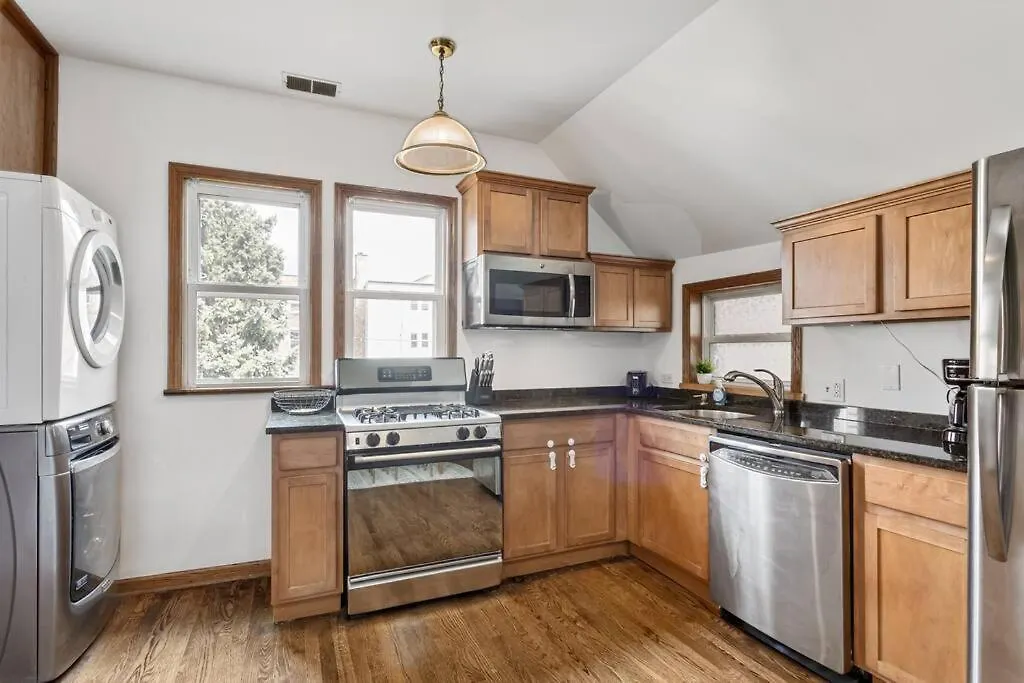 Bright And Modern 2Br Apt With Parking And Laundry-1