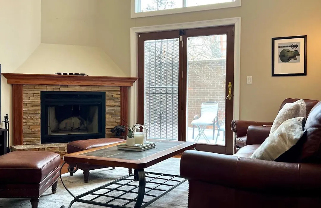4 Bedroom Home In Best Location Parking Fireplace Back Yard Pets Welcome-1