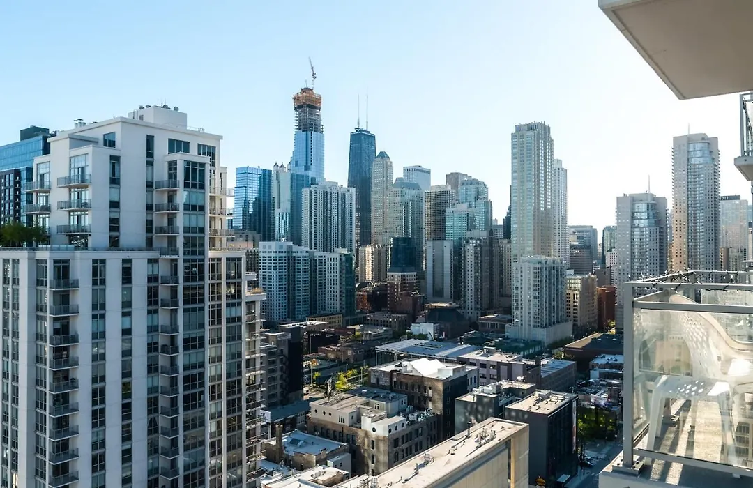 1Br Spacious Luxury Suite With Balcony, Wi-Fi & Paid In And Out Parking-1